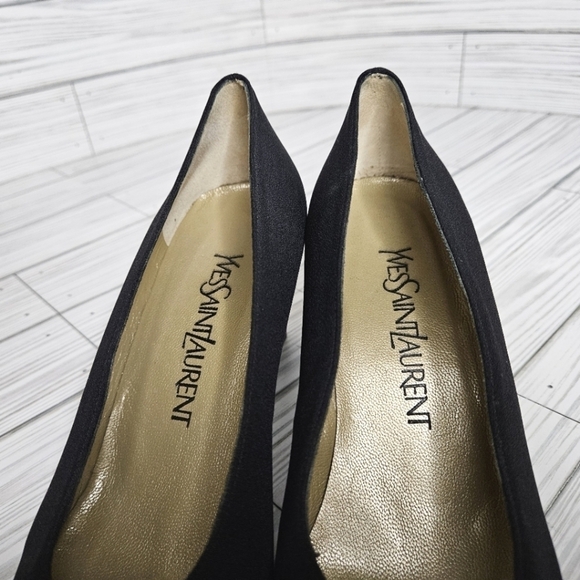 Yves Saint Laurent Vintage Peau de Sole Almond Toe Pumps in Matte Black Size 8 - Picture 7 of 9